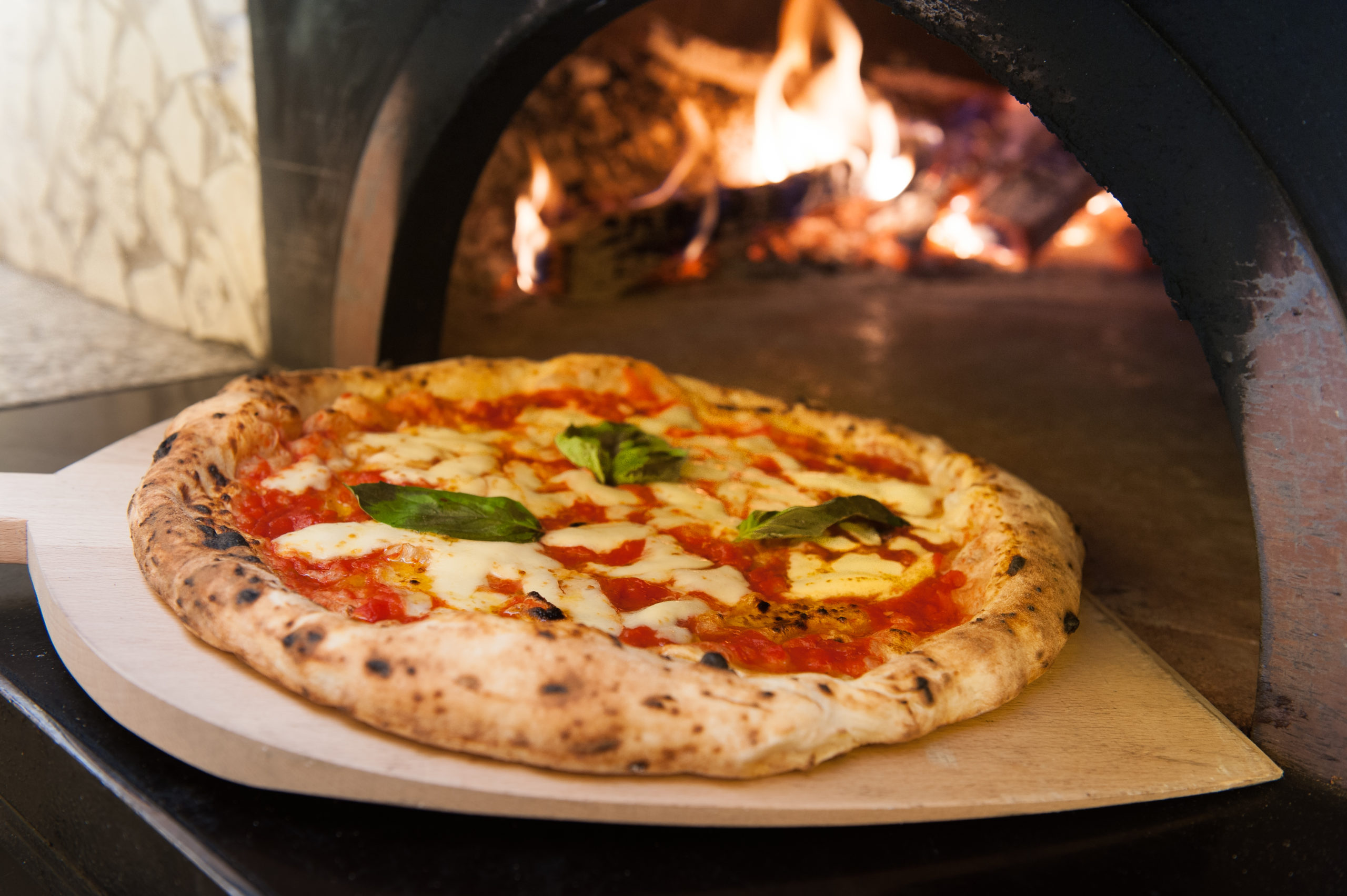 pizza margherita in de oven