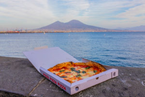 takeout pizza margherita in Napels, Napoli met vesiuvius