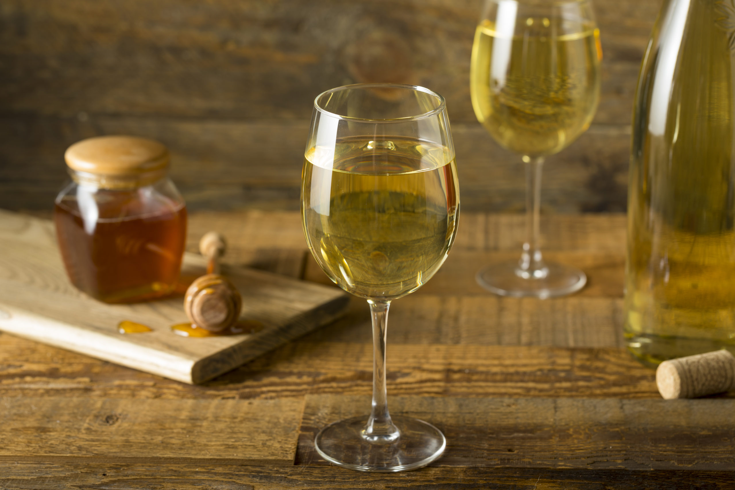 mede in een wijnglas, mead of honingwijn