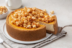 Karamel cheesecake met zoute popcorn