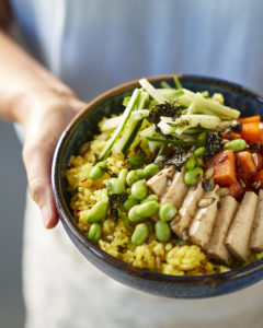 Poké bowl met tofu, gemaakt met Suriny rijstolie